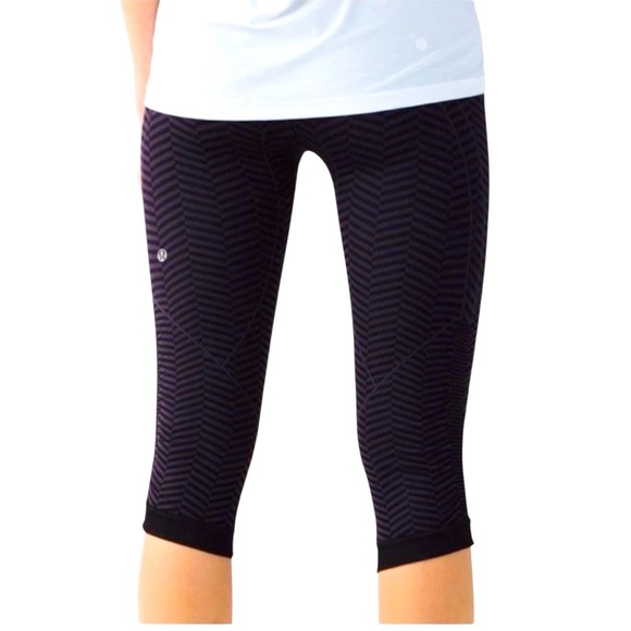 Lululemon In The Flow Crop Blue Chevron Crop Leggings Size 6 RARE - Picture 3 of 10